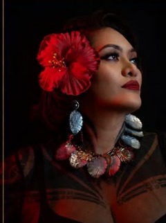 Poerani, Miss Tatau 2019, fleur d'hibiscus