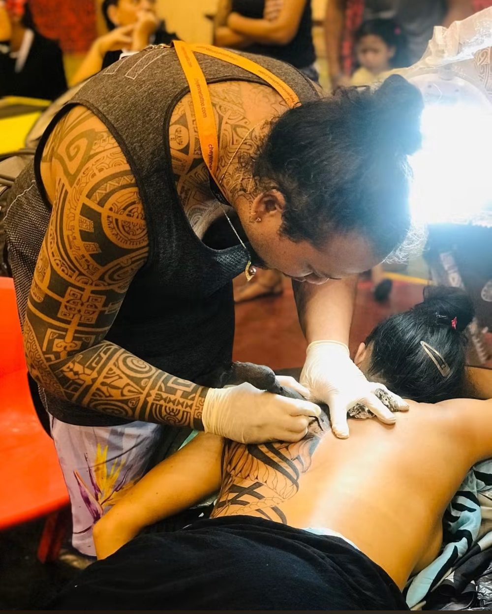Artiste de Tatau Experts en séance, tatouage polynésien dans le dos