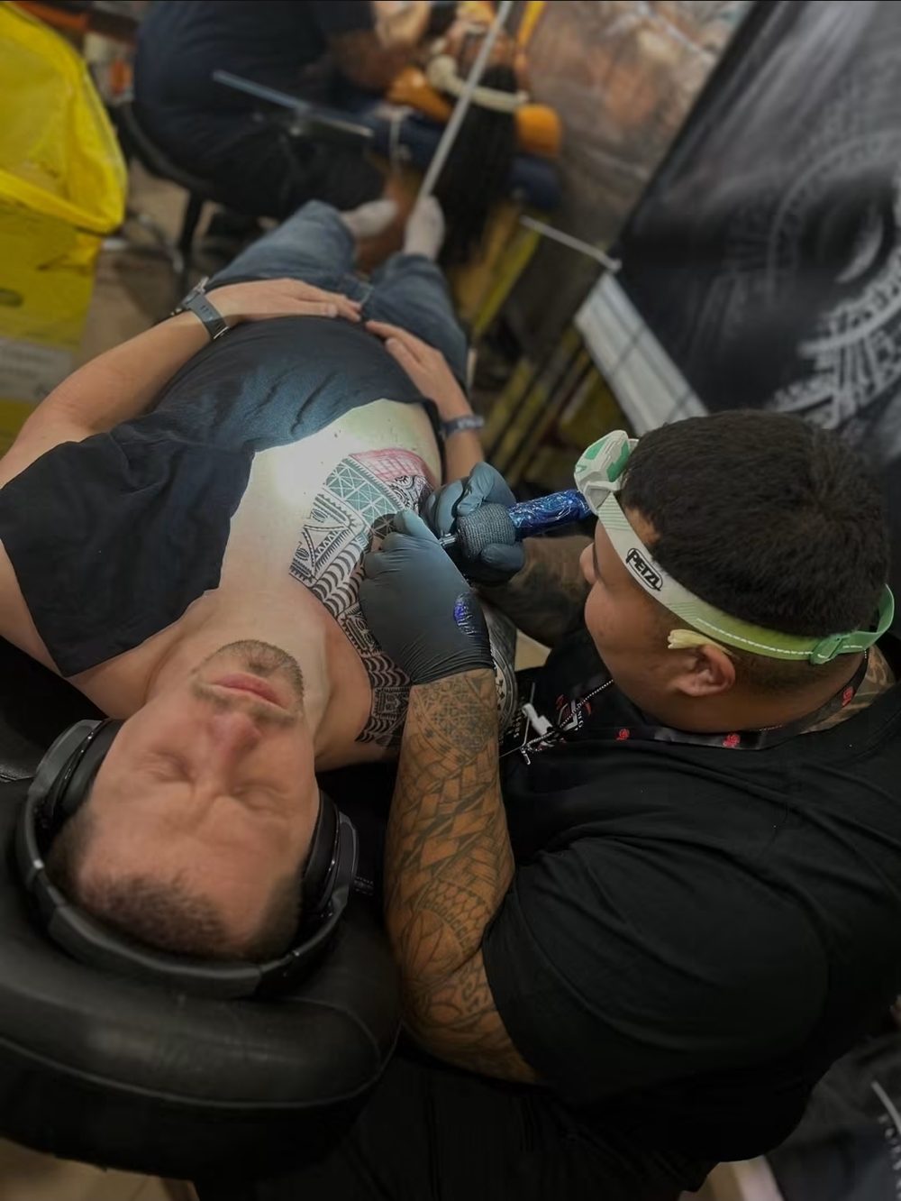 Artiste de Tatau Experts en séance, pièce polynésienne sur la poitrine